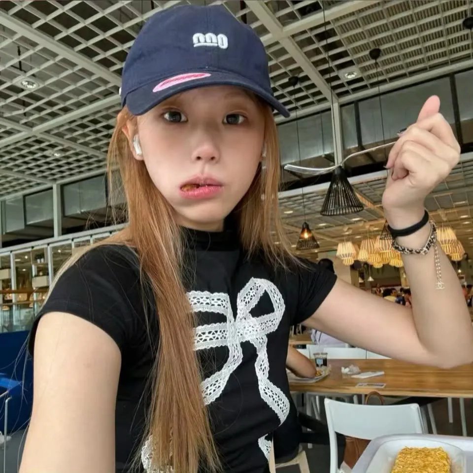 她和她的恋爱小动作海报